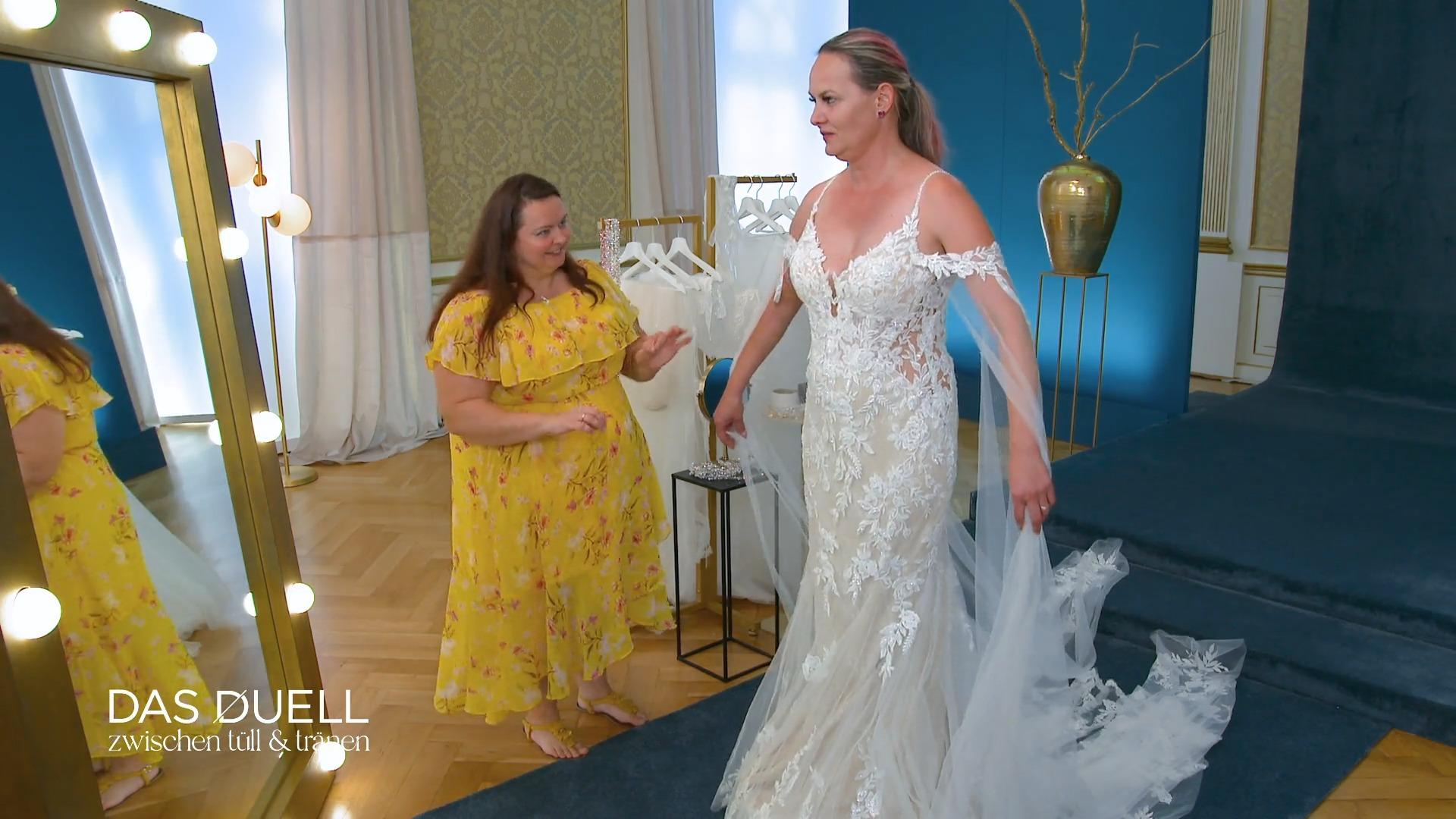 Manu darf die heutige Braut in das perfekte Kleid stecken