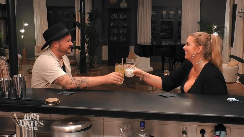 Michelle trinkt ein Glas Milch