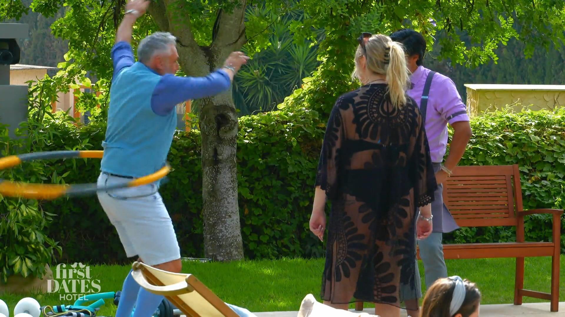 Hüftenkreisen am Pool?