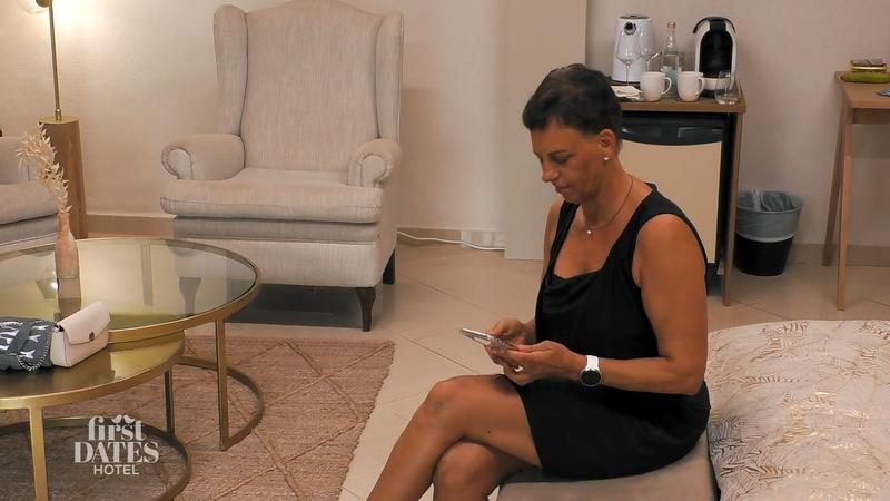 Isabella telefoniert ihre Nervösität einfach weg