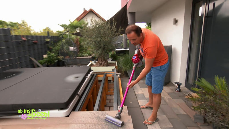 Staubsaugen ist Jans Lieblingsbeschäftigung