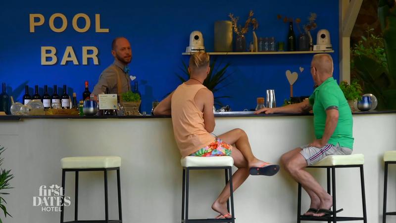 Vater und Sohn gemeinsam im Hotel