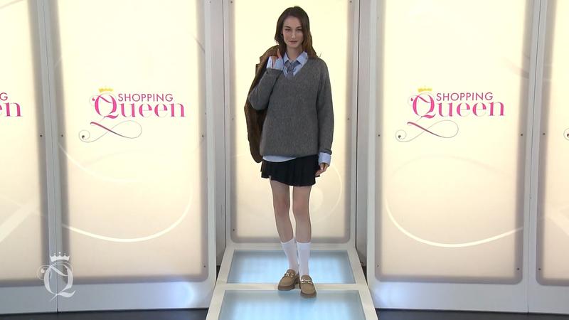 Felize in Rock und Strickpullover