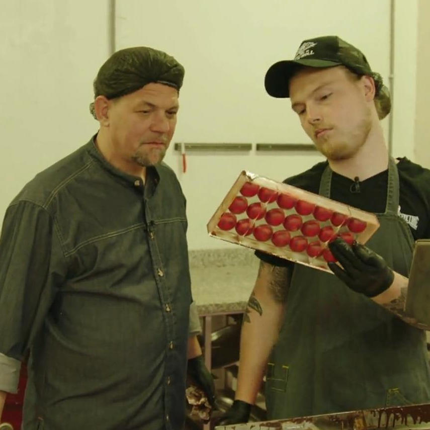 Tim macht die Aufgabe mit Anleitung vom Originalkoch