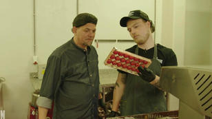 Tim macht die Aufgabe mit Anleitung vom Originalkoch