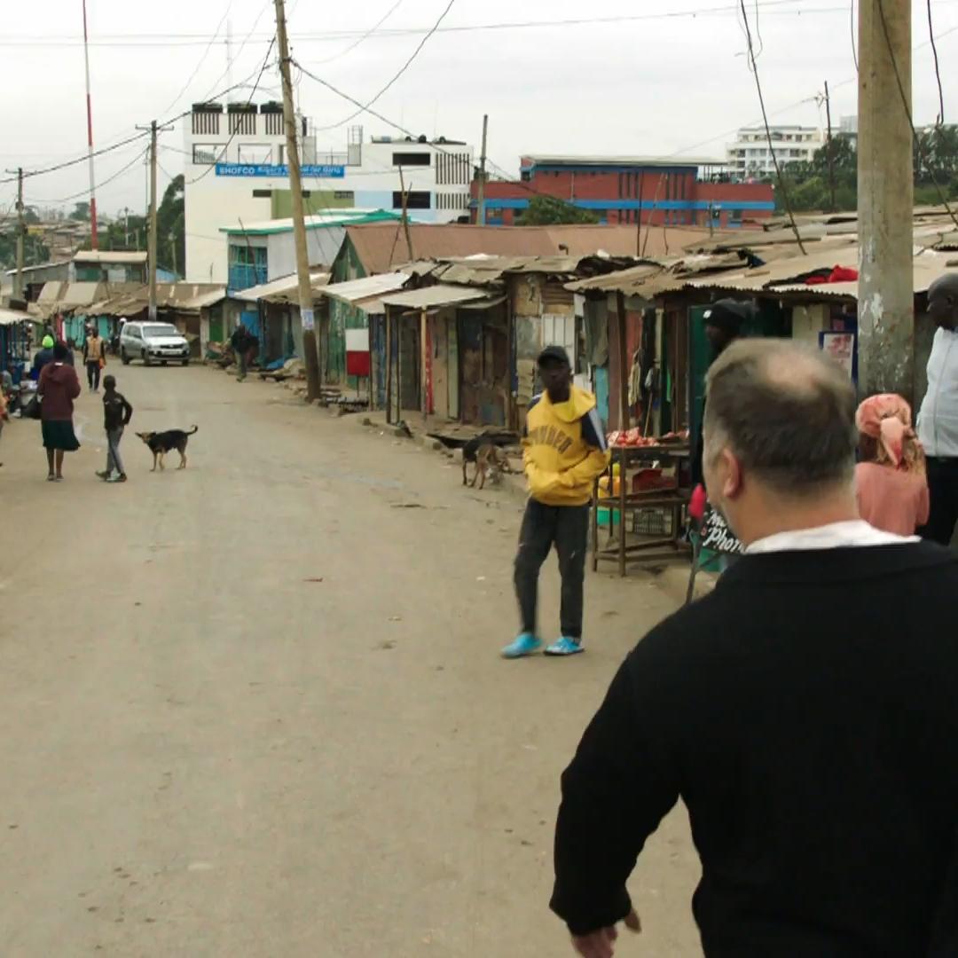 Anton Schmaus trifft Millicent in Nairobi