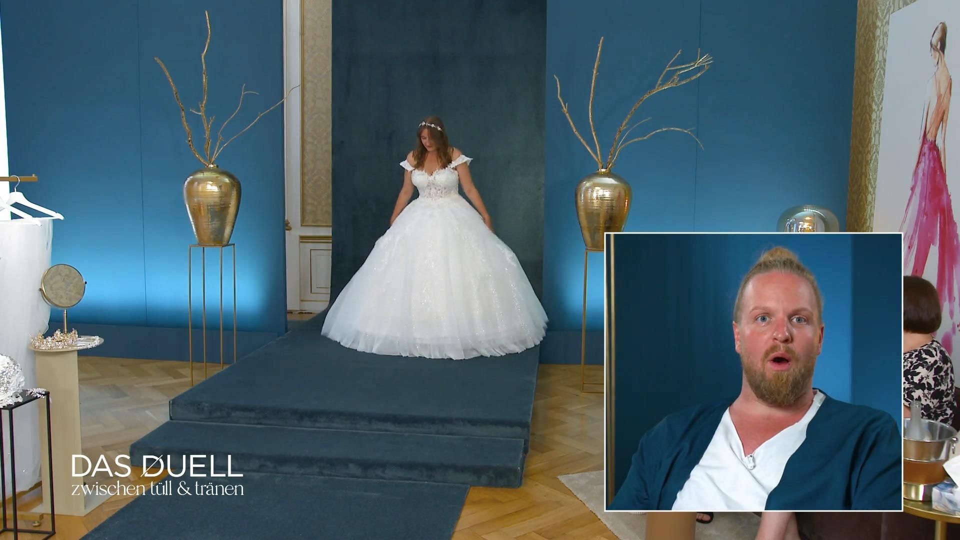 Hannes staunt über das Favoritenkleid