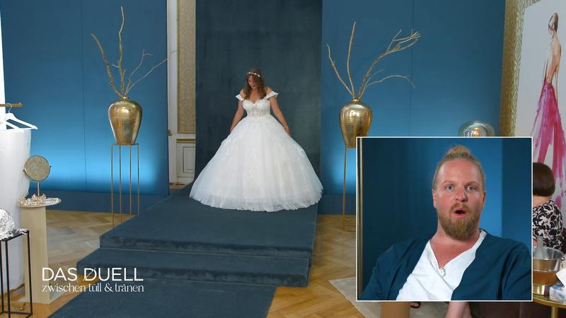 Hannes staunt über das Favoritenkleid