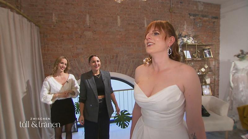 Melanie in einem cleanen Dress