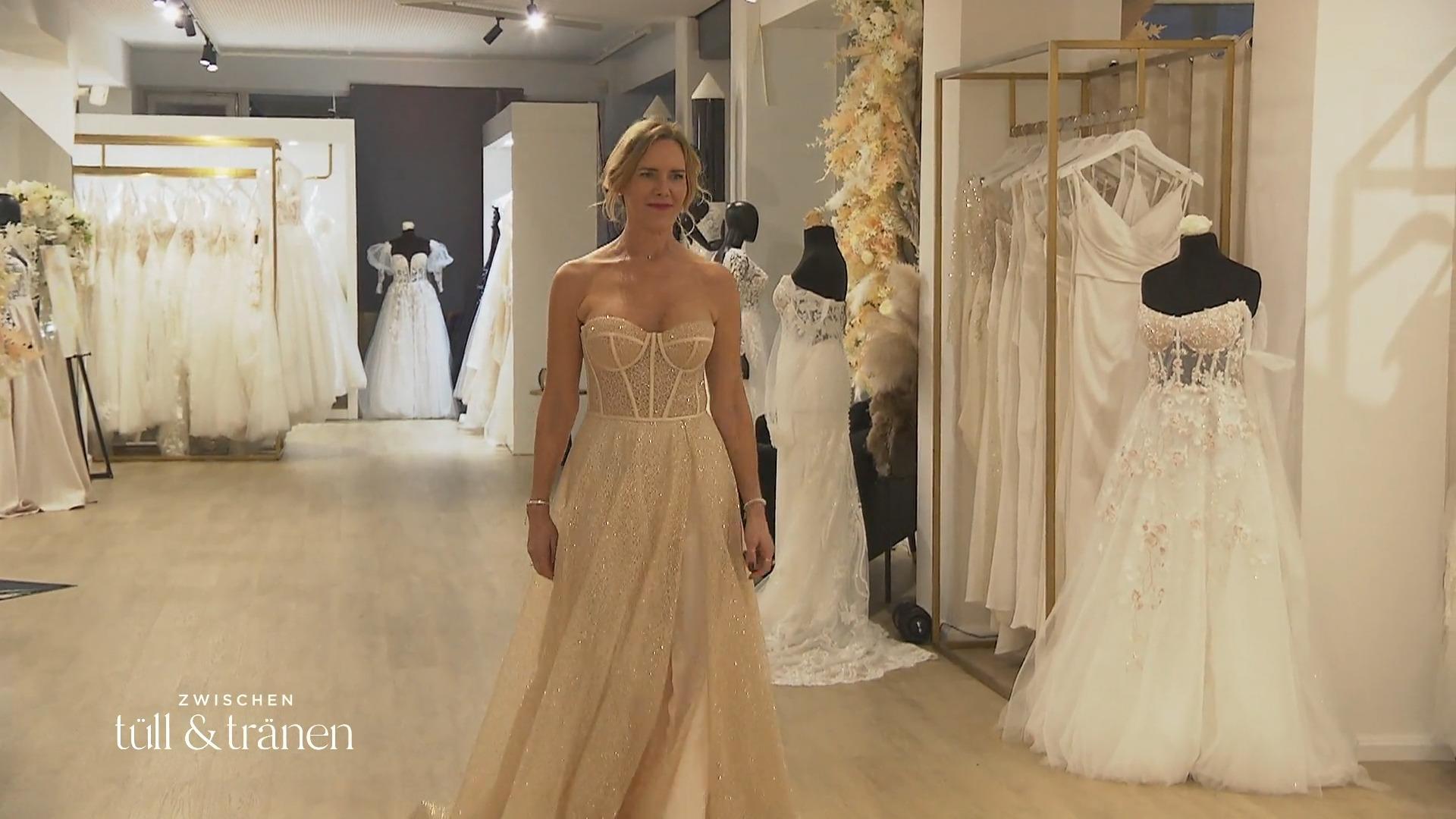 Manuela in einer goldenen Robe