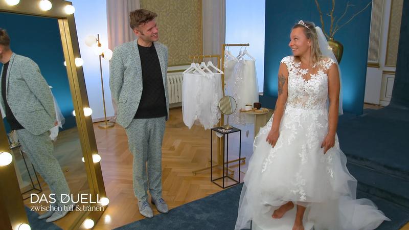 Mara darf ihr Favoriten-Kleid anprobieren