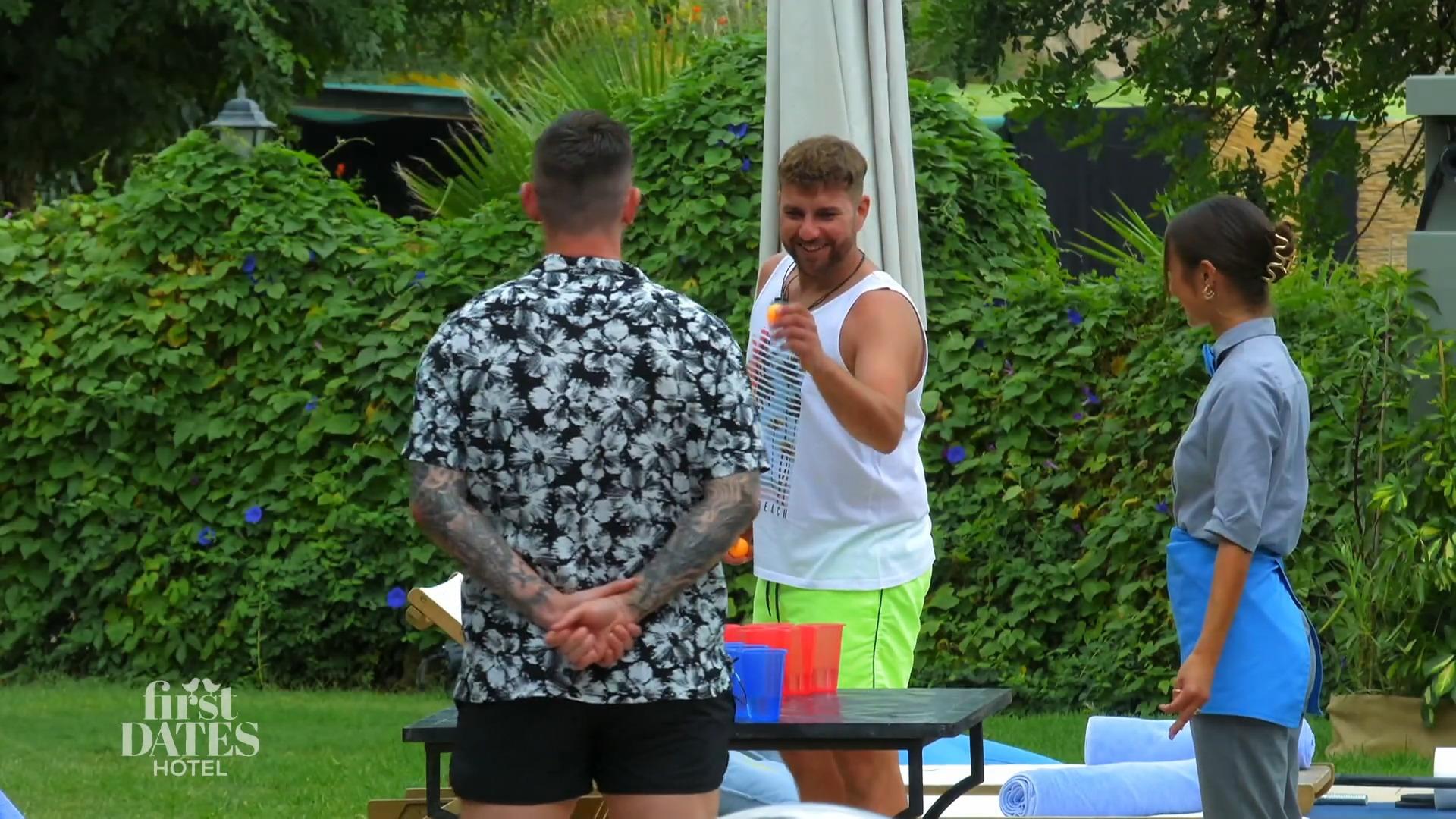 Die Jungs spielen Beer-Pong