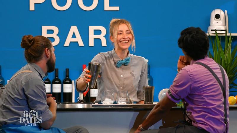 Die Barkeeper*innen haben Spaß an der Bar
