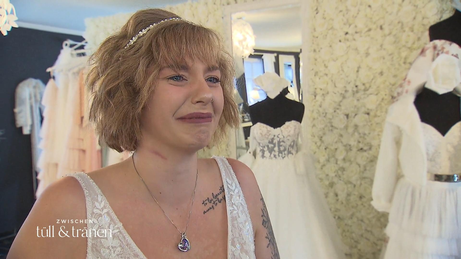 Mama und Braut werden emotional