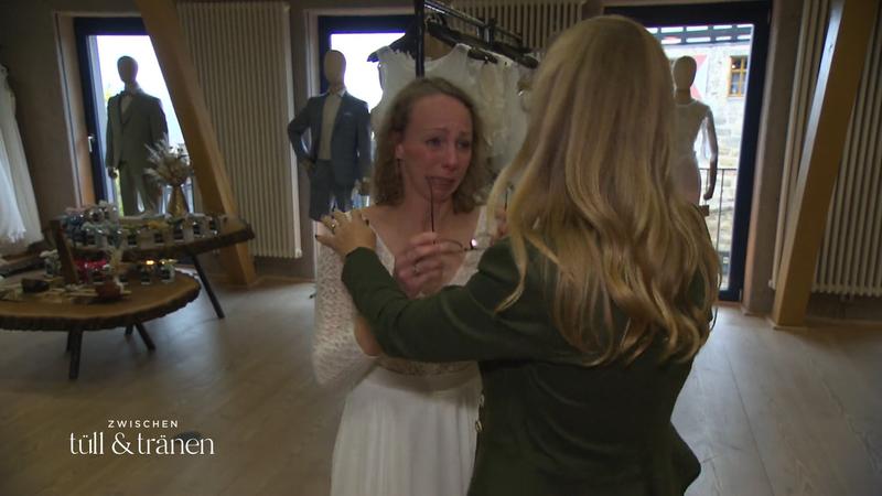Nicole bekommt bei der Anprobe feuchte Augen
