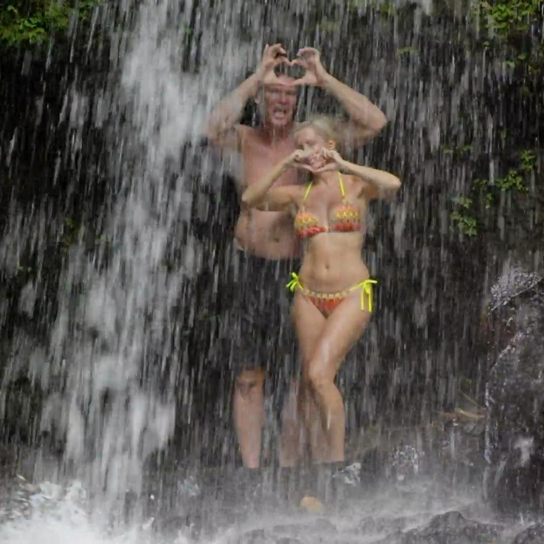 Liebeszeichen unter dem Wasserfall