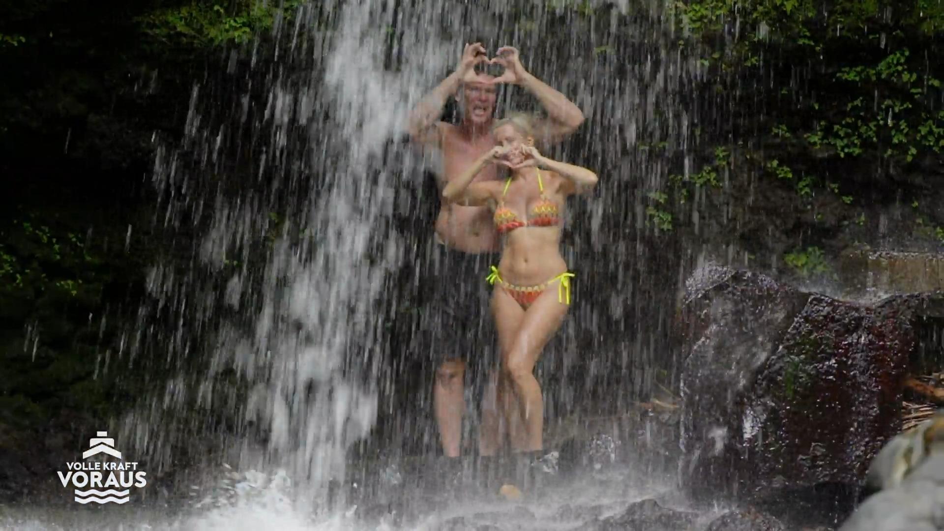Liebeszeichen unter dem Wasserfall