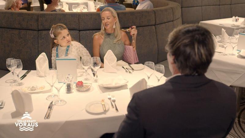 Peggy und Steff gehen schick essen