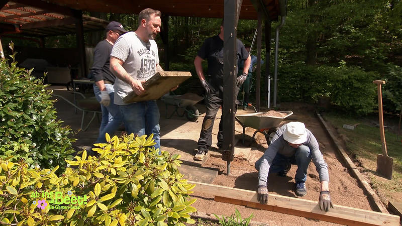 Ziemlich schief - Terrasse wird gerade gemacht
