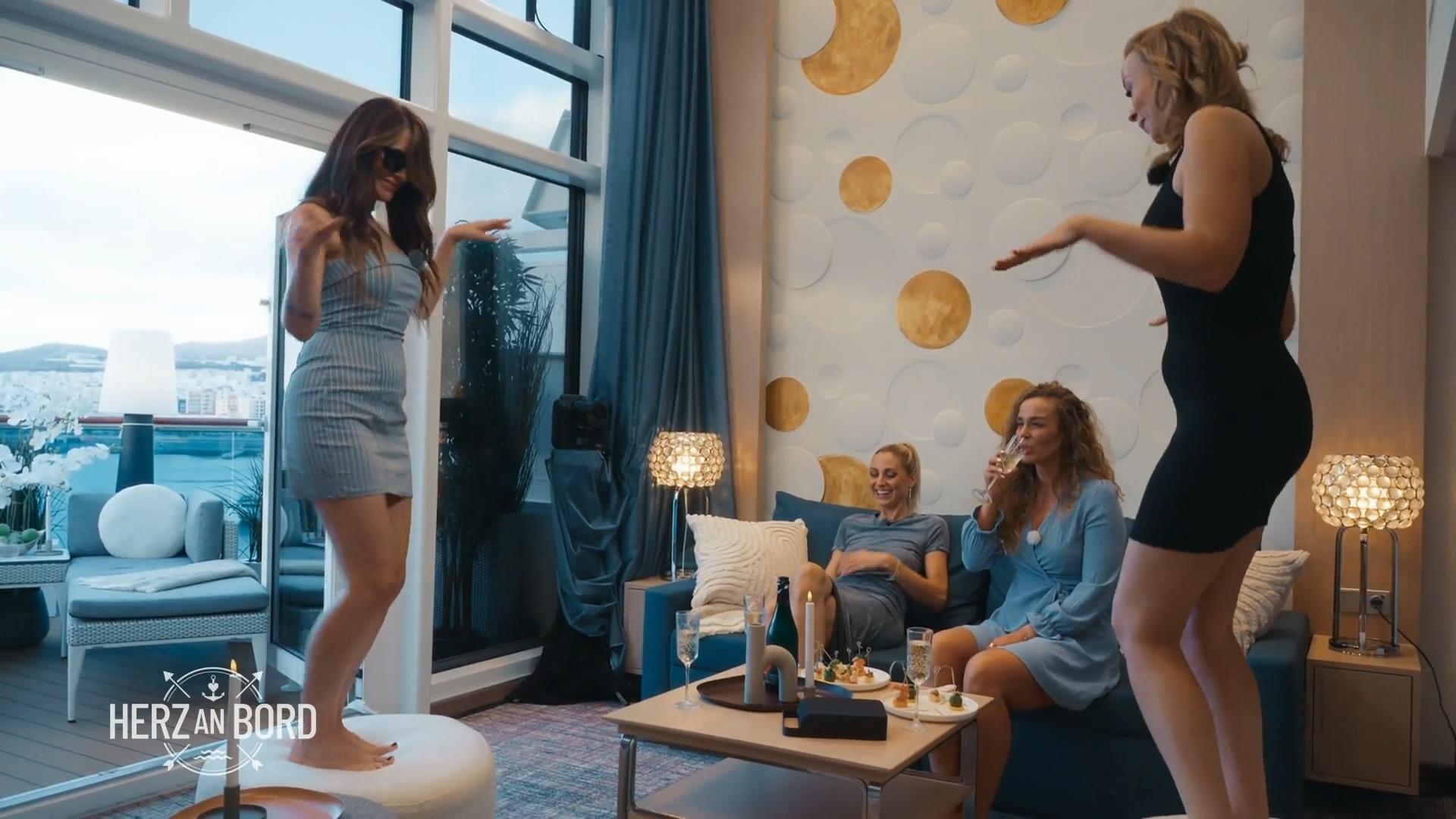 Ana ist von ihrem Date ganz aufgeladen