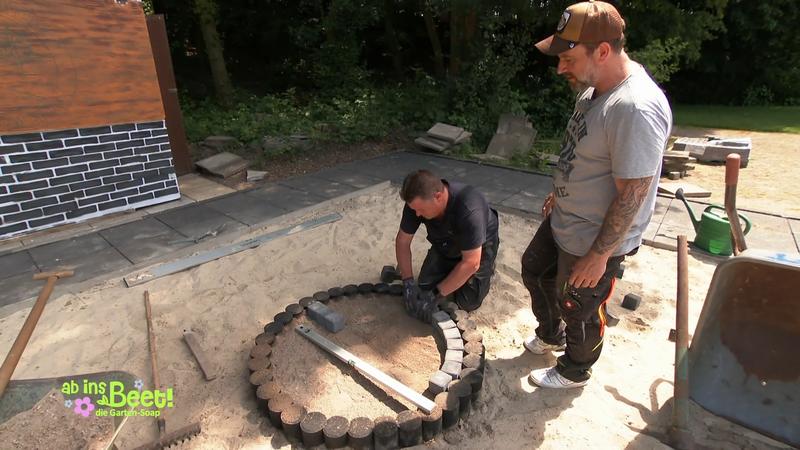 Das Fundament für die Feuerstelle soll gelegt werden