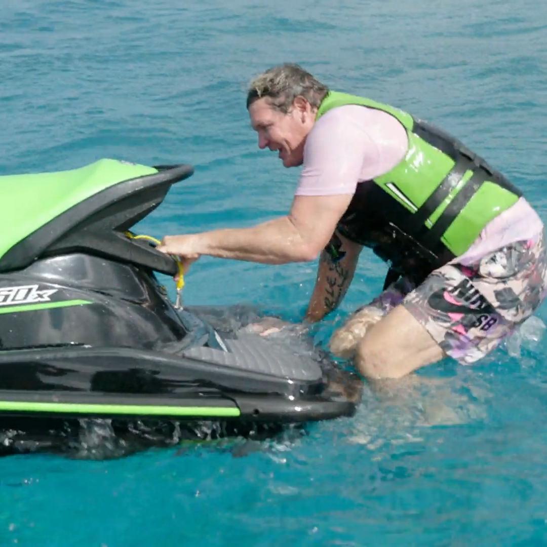 Steff möchte beim Jetski richtig Gas geben