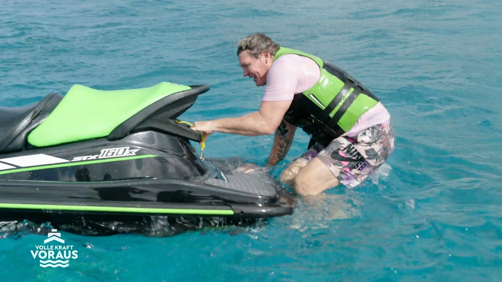 Steff möchte beim Jetski richtig Gas geben