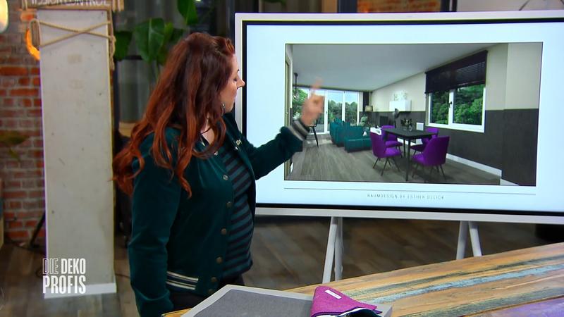 Esther arbeitet mit dunklen Möbeln