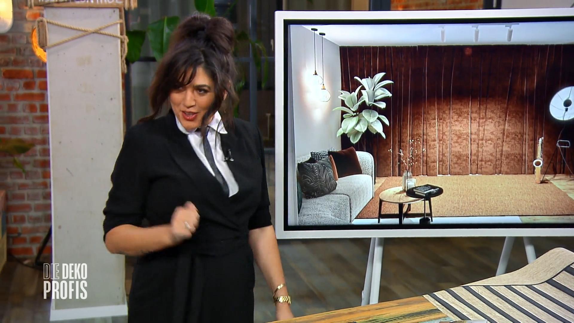 Emel bietet Anne eine Bühne im Wohnzimmer