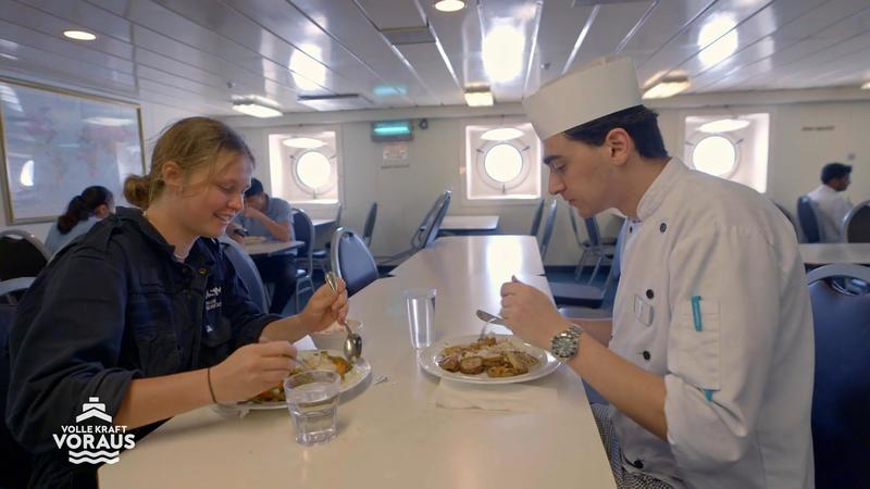 Die Praktikanten essen gemeinsam