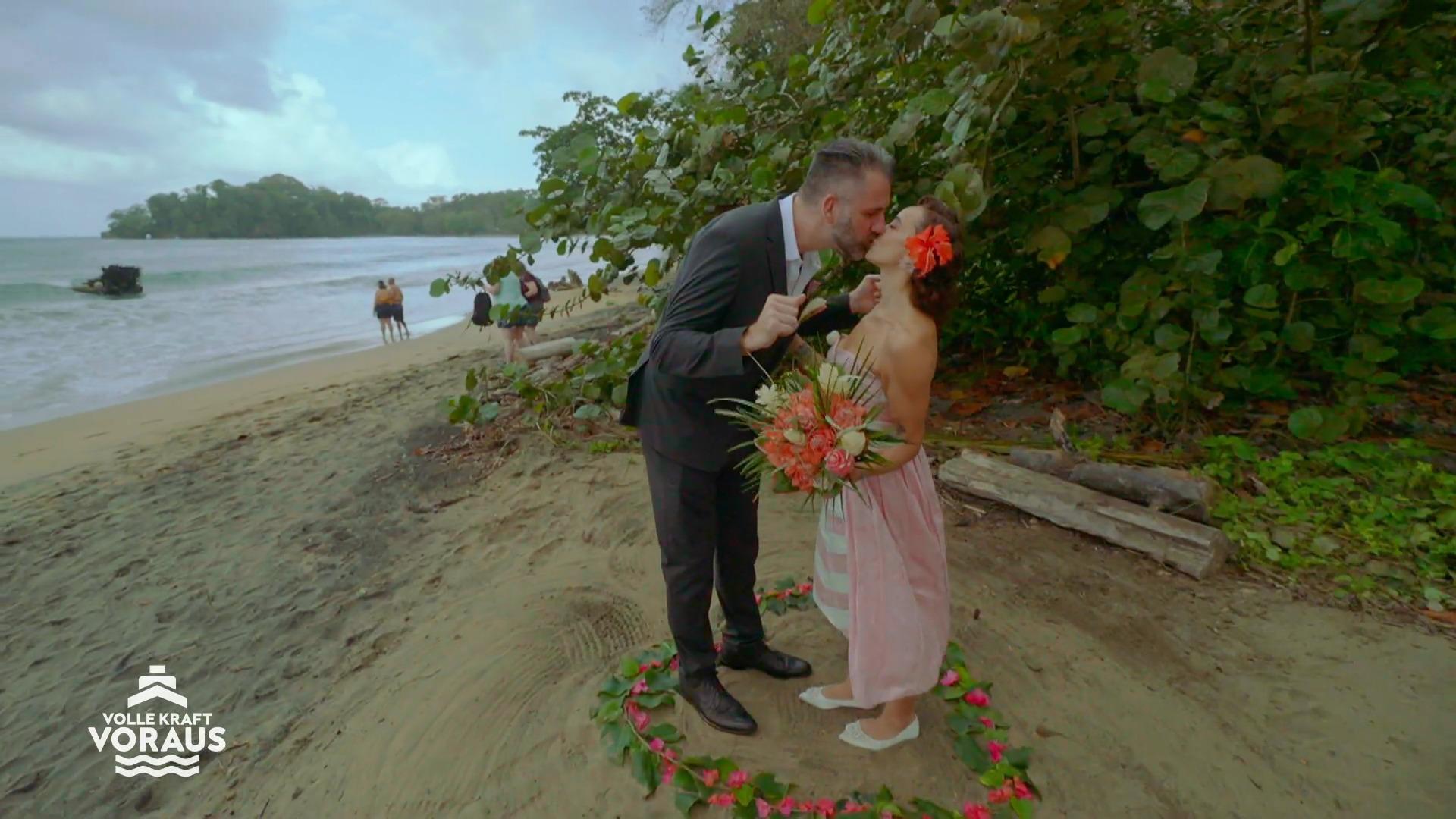 Valnesia und Dennis geben sich am Strand das Ja-Wort