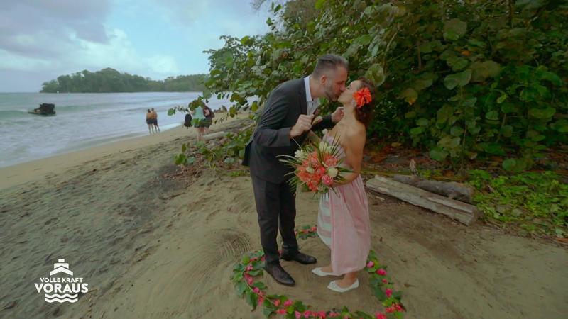 Valnesia und Dennis geben sich am Strand das Ja-Wort