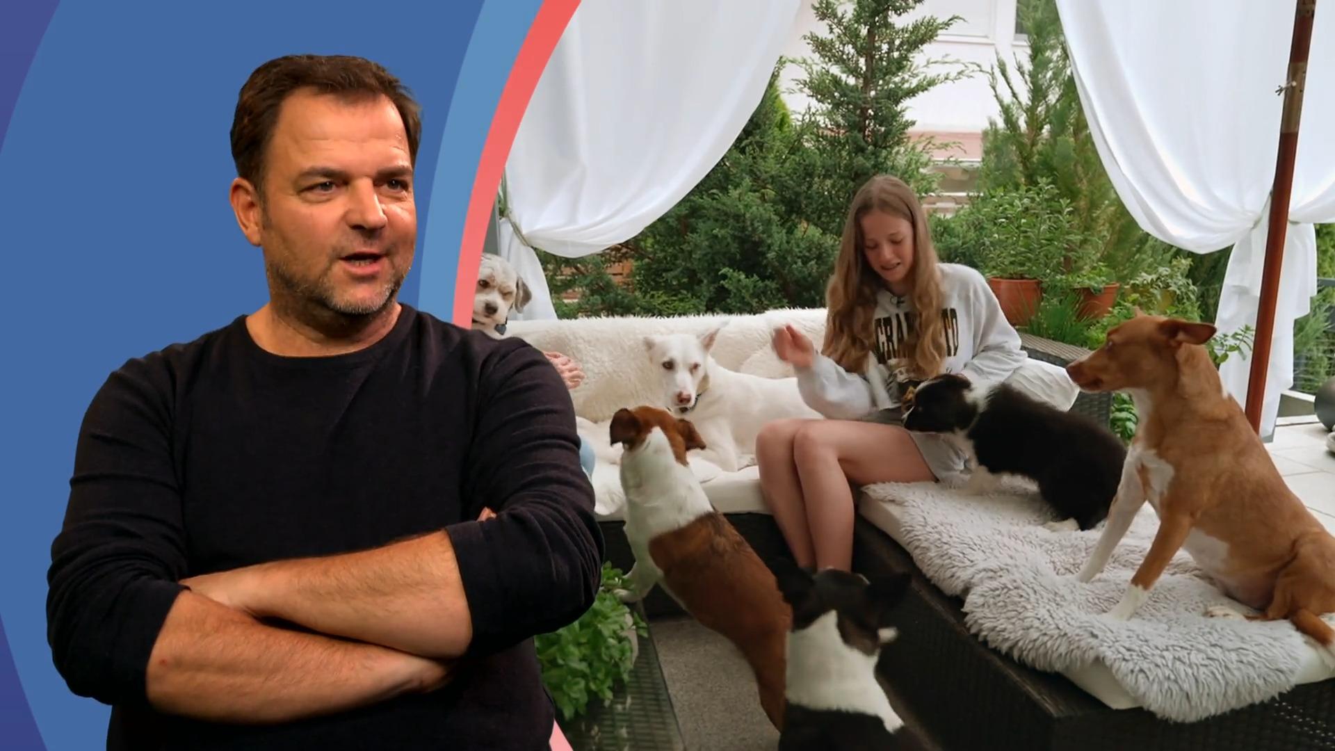 Welpe Moritz knurrt Helena an!