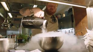 Lukas Mraz zeigt Juan Amador, wie man Kügelchen macht