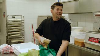 Tim Mälzer versucht charmant zu sein