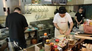 Tim Mälzer lässt Lukas Mraz sein Gemüse schnippeln