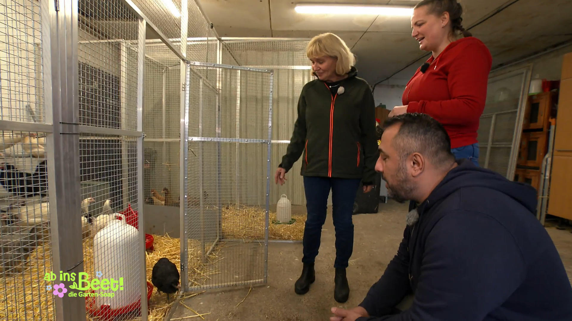 Ali und Daniela bei der Hühnerbesichtigung