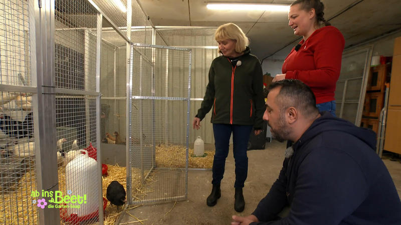 Ali und Daniela bei der Hühnerbesichtigung