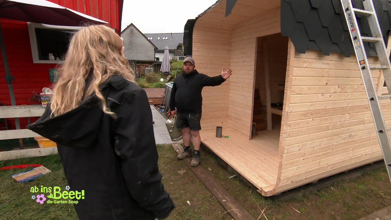Beim Sauna aufbauen gibt Michel richtig Vollgas