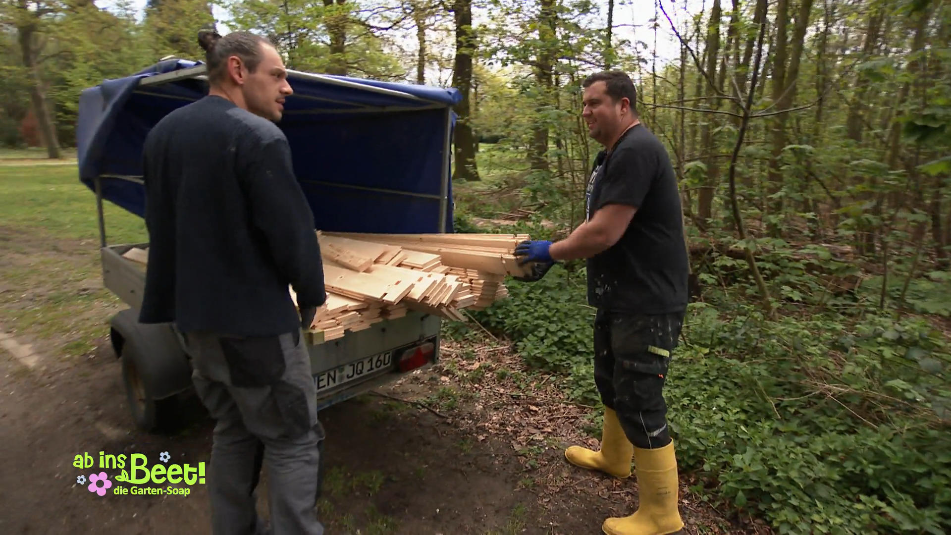 Mühseliger Transport vom Bienenhaus