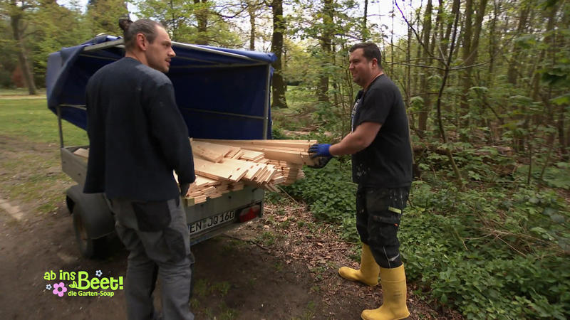 Mühseliger Transport vom Bienenhaus
