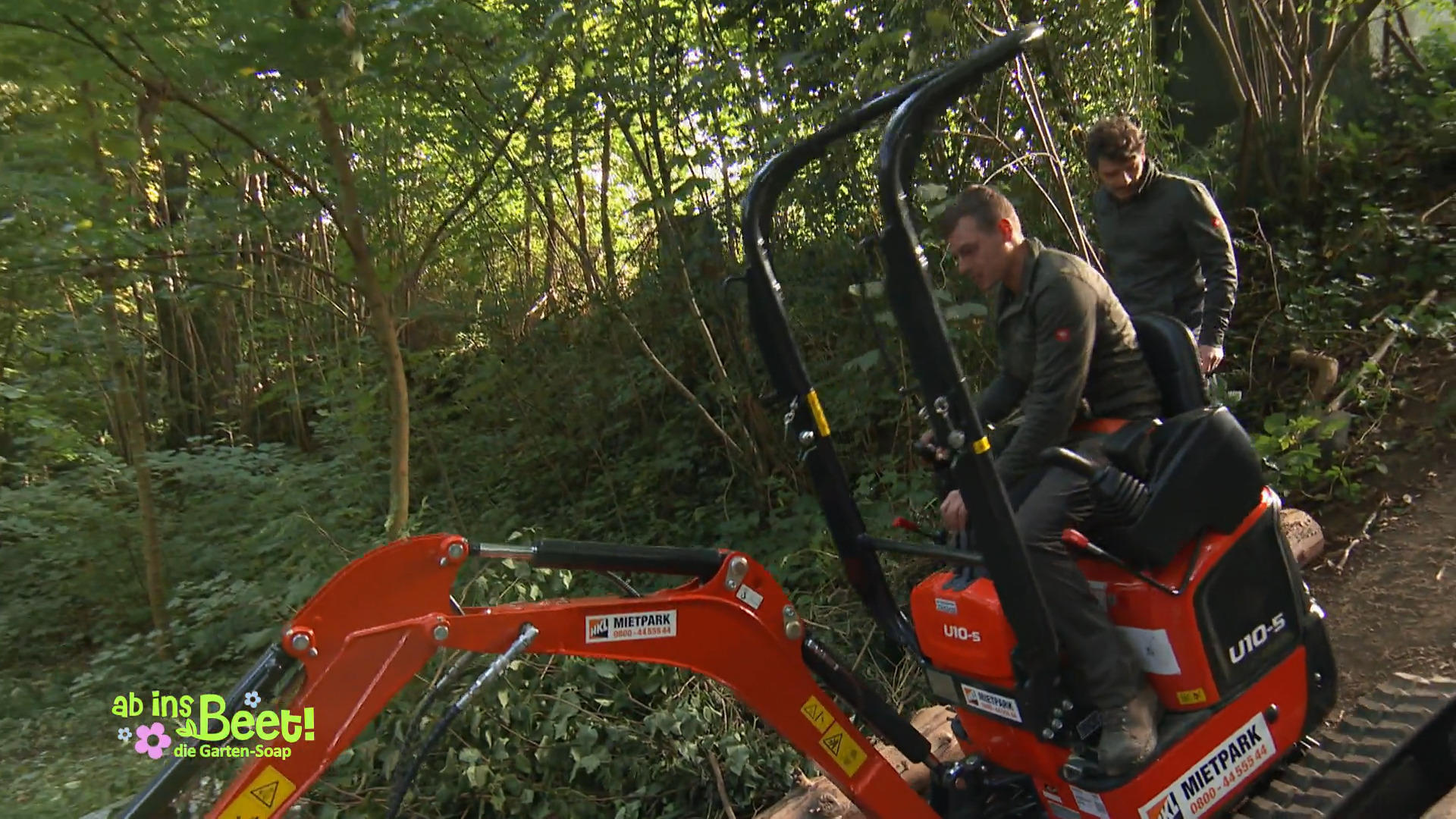Halsbrecherisch: Dieser Bagger muss nach unten!