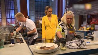 Laura wird von Knossis Mama abserviert