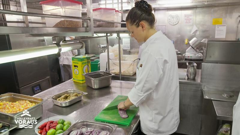 Küchenchefin Marie genießt das Zwiebelnschneiden
