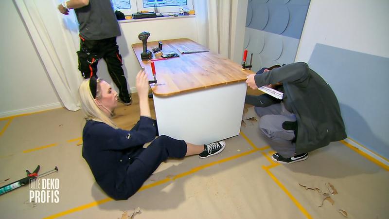 Der Schreibtisch wird verkleidet