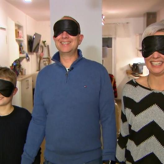 Eine Berline Familie ist begeistert von ihrem Eishockeyarena-Zimmer