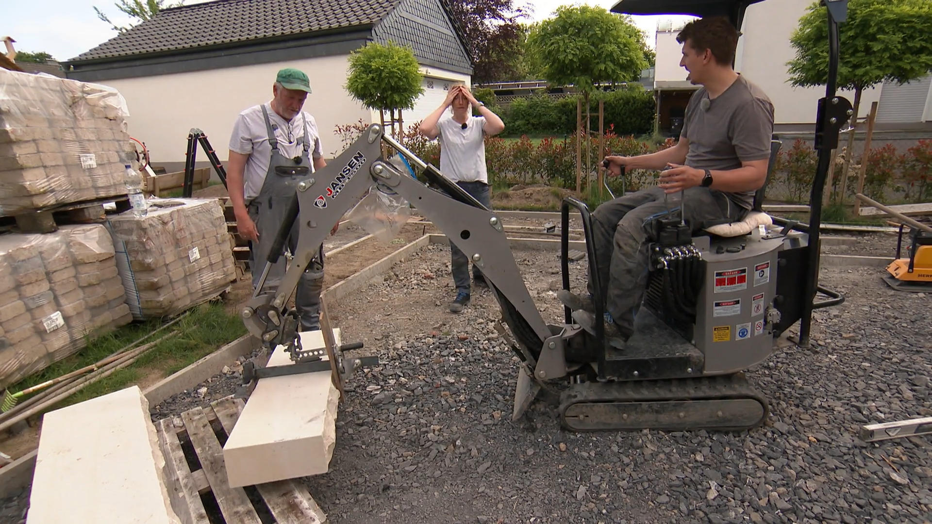 Für die Treppe wird der Bagger als Kran genutzt