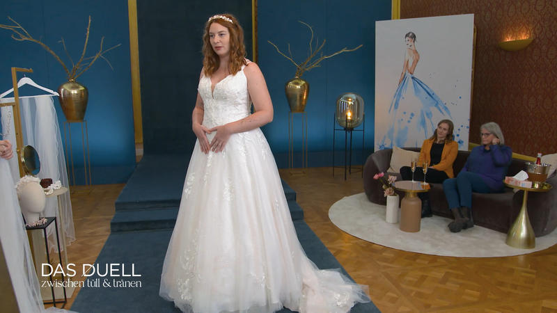 Wird Annika sich in ihrem ersten Kleid wohlfühlen?
