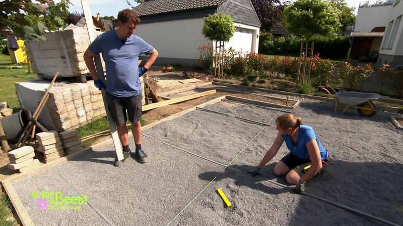 Erst Splitt verteilen, dann wird gepflastert
