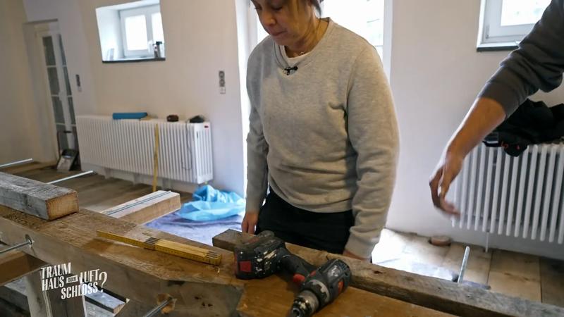 Die Familie baut einen Holztisch